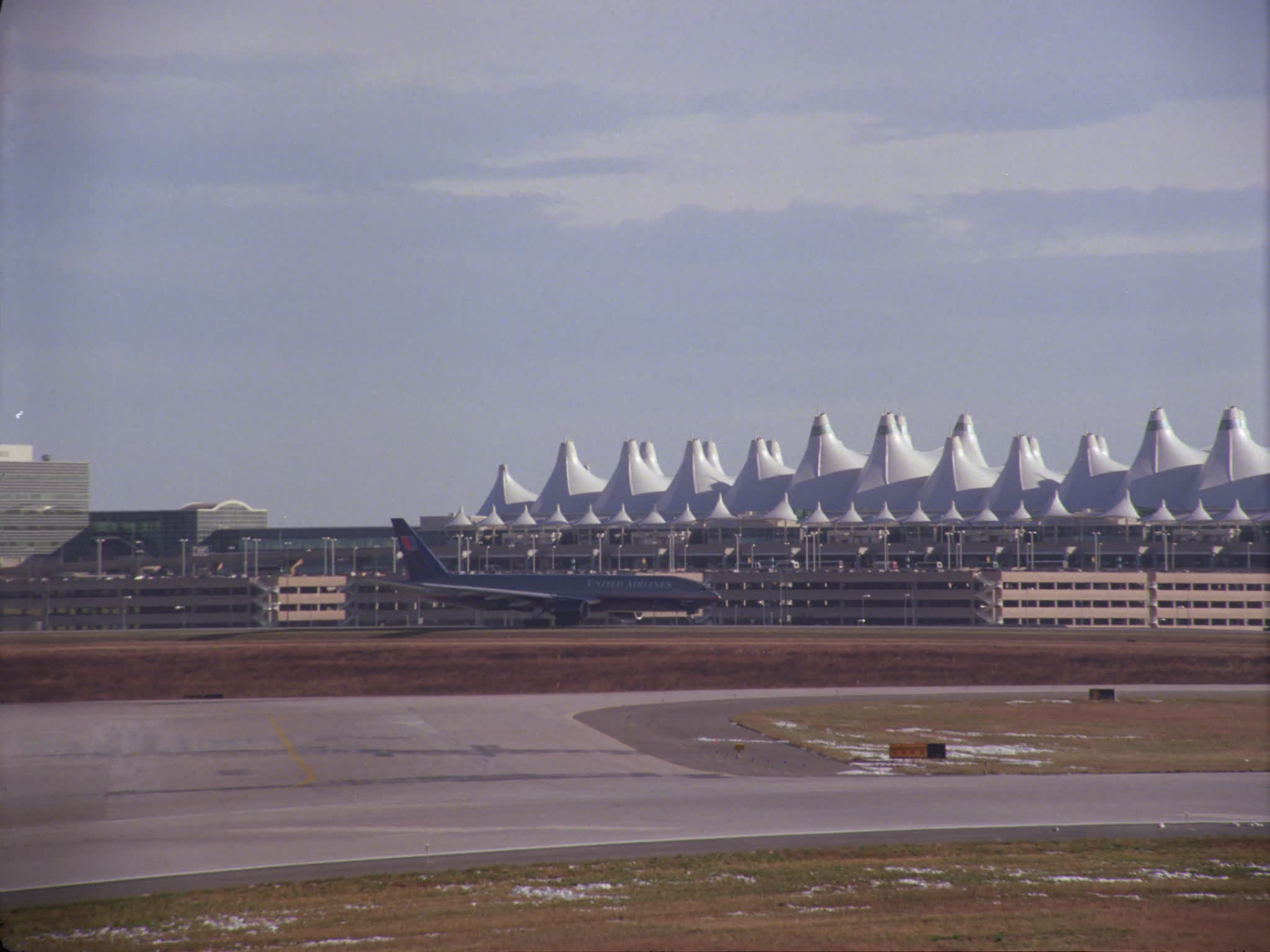 United Airlines 777 Taxiing