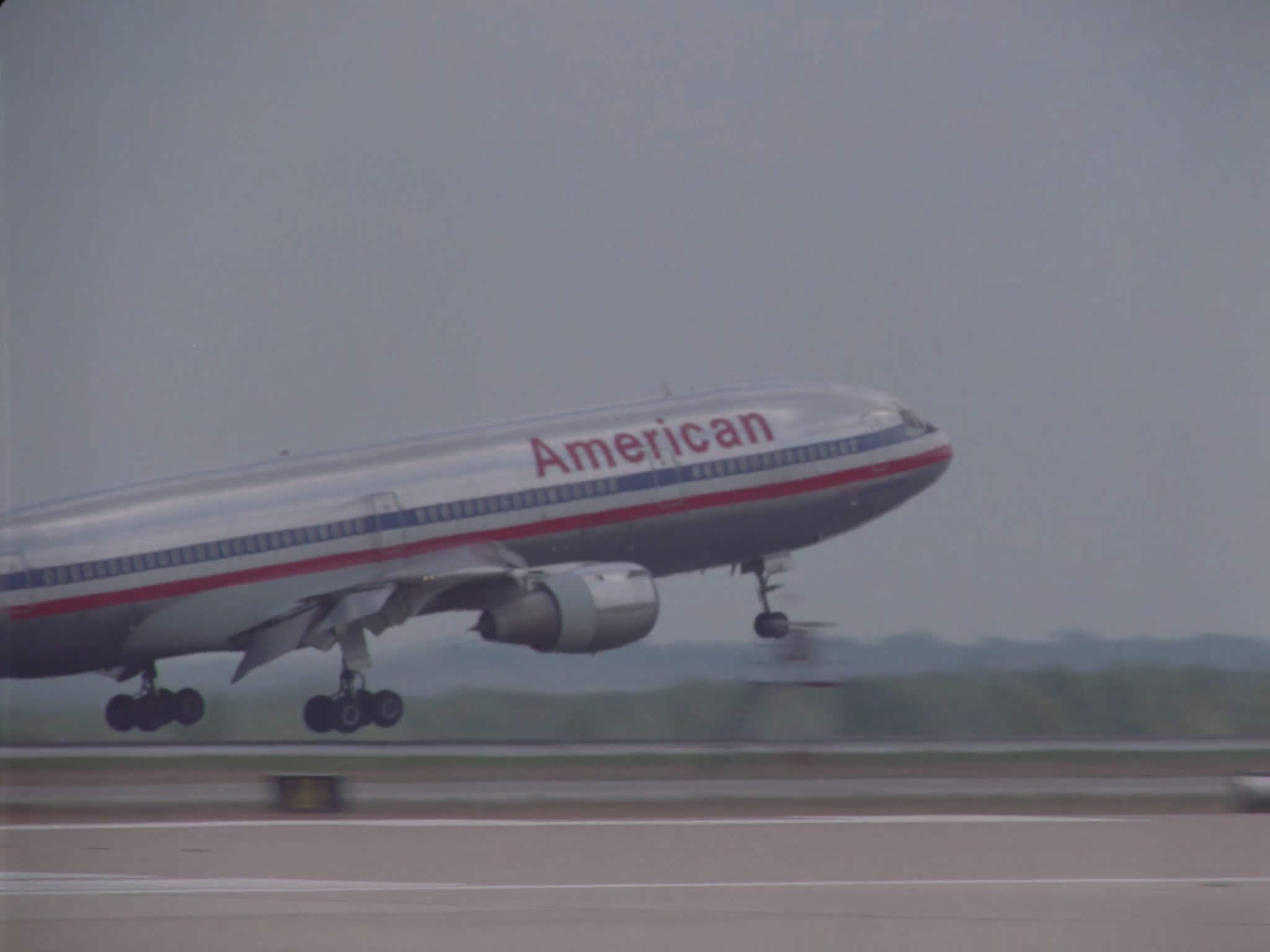 American DC-10 Landing